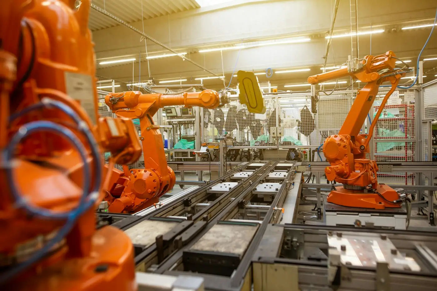 産業用ロボットが稼働する自動化生産ライン